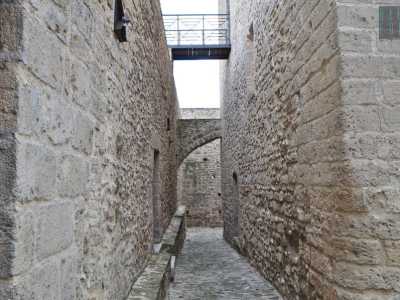 Ammiriamo le massicce mura normanne che circondano la parte pi� antica...
